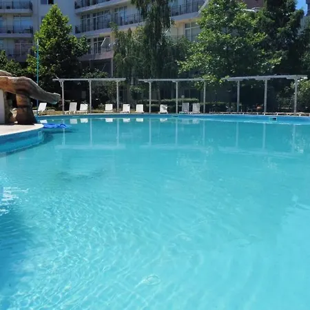 Yves 2 Bed At Sun Village Sunny Not Far Away From The Sea 아파트 *