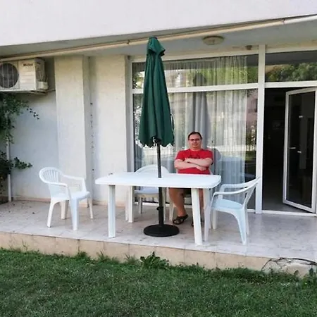 Yves 2 Bed At Sun Village Sunny Not Far Away From The Sea דירה *